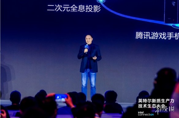 腾讯游戏携手英特尔推出探索性裸眼3D游戏掌机，解锁游戏立体新视界_腾讯游戏携手英特尔推出探索性裸眼3D游戏掌机，解锁游戏立体新视界_