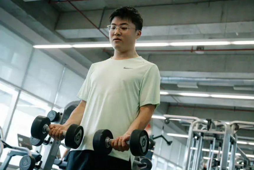 _“Uzi亲自下场点评无状态”火了，总喜欢背后蛐蛐人，上演偷皮肤_“Uzi亲自下场点评无状态”火了，总喜欢背后蛐蛐人，上演偷皮肤
