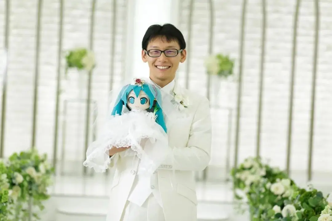 曾经花200万娶初音的日本宅男，如今过成了这样子……_曾经花200万娶初音的日本宅男，如今过成了这样子……_