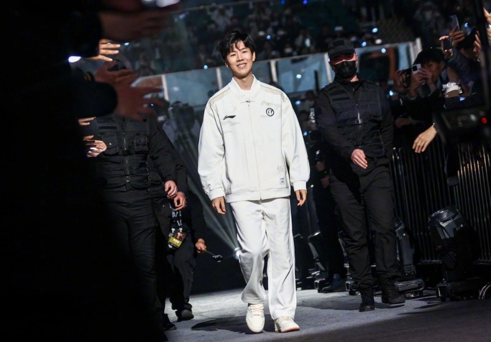 IG新阵容官宣！Theshy和Rookie重返，全神班冲击2025，老粉丝泪目了