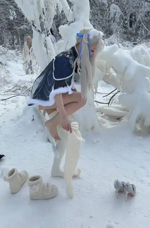 足迹摄影赤脚爬山__爬山穿一身黑