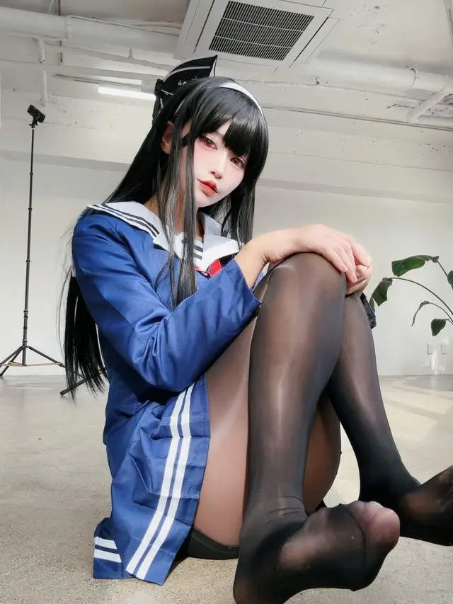 爬山穿一身黑__足迹摄影赤脚爬山