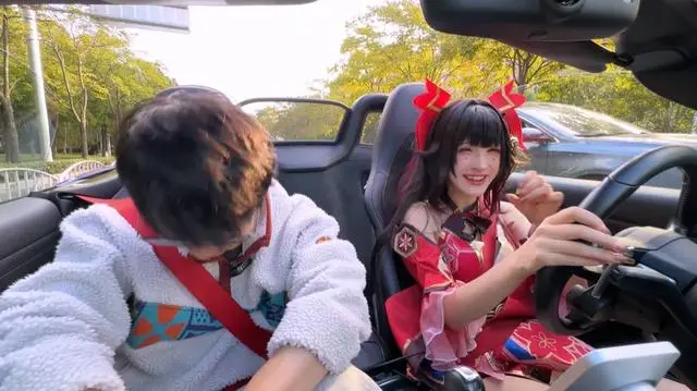_百万粉丝的美女coser收入如何？up主突袭闺房，深入调查_百万粉丝的美女coser收入如何？up主突袭闺房，深入调查