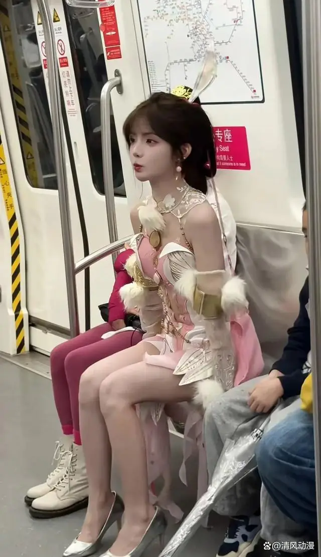 女生裙子里的腿__尾巴裙子