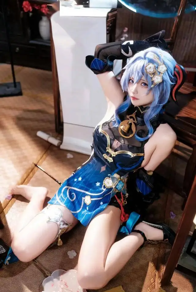 伊喵cos甘雨，这腿那么光滑，还反光，是抹油了吗？__伊喵cos甘雨，这腿那么光滑，还反光，是抹油了吗？