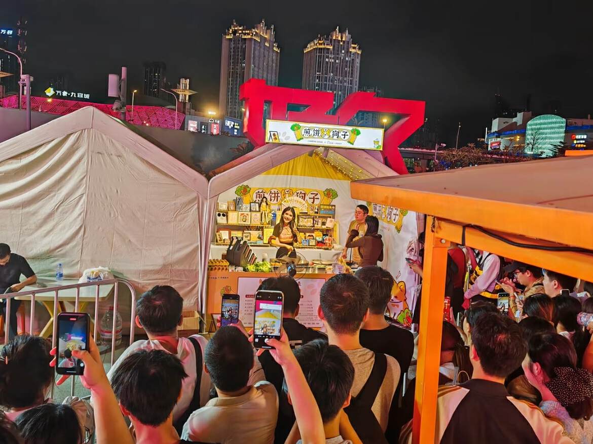 狗头萝莉卖饼更换新地点，自称要坐11个小时硬座，网友：卖惨？_狗头萝莉卖饼更换新地点，自称要坐11个小时硬座，网友：卖惨？_