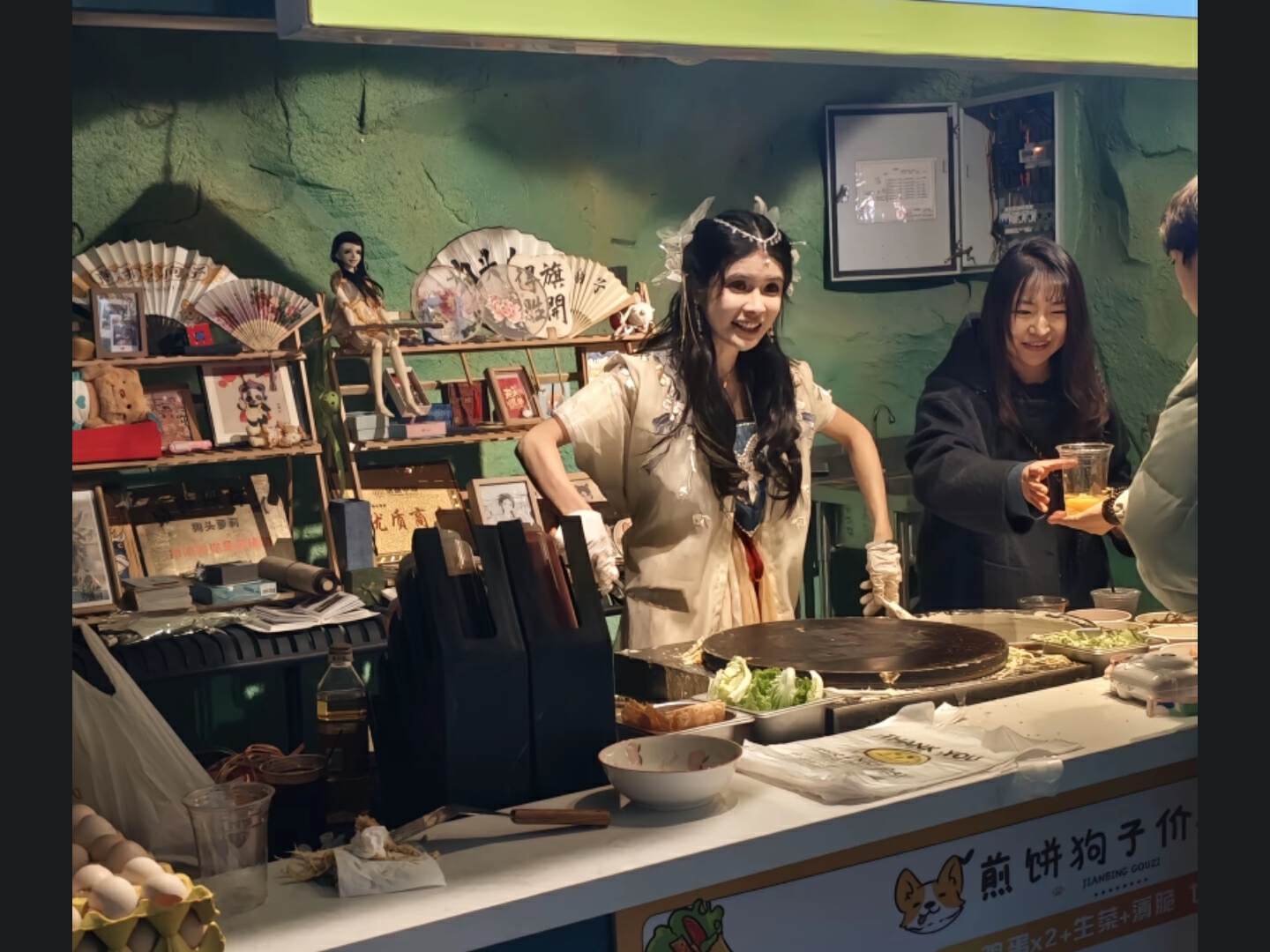 狗头萝莉身穿诃子裙卖饼，展露完美身材，决定送粉丝新年礼物__狗头萝莉身穿诃子裙卖饼，展露完美身材，决定送粉丝新年礼物