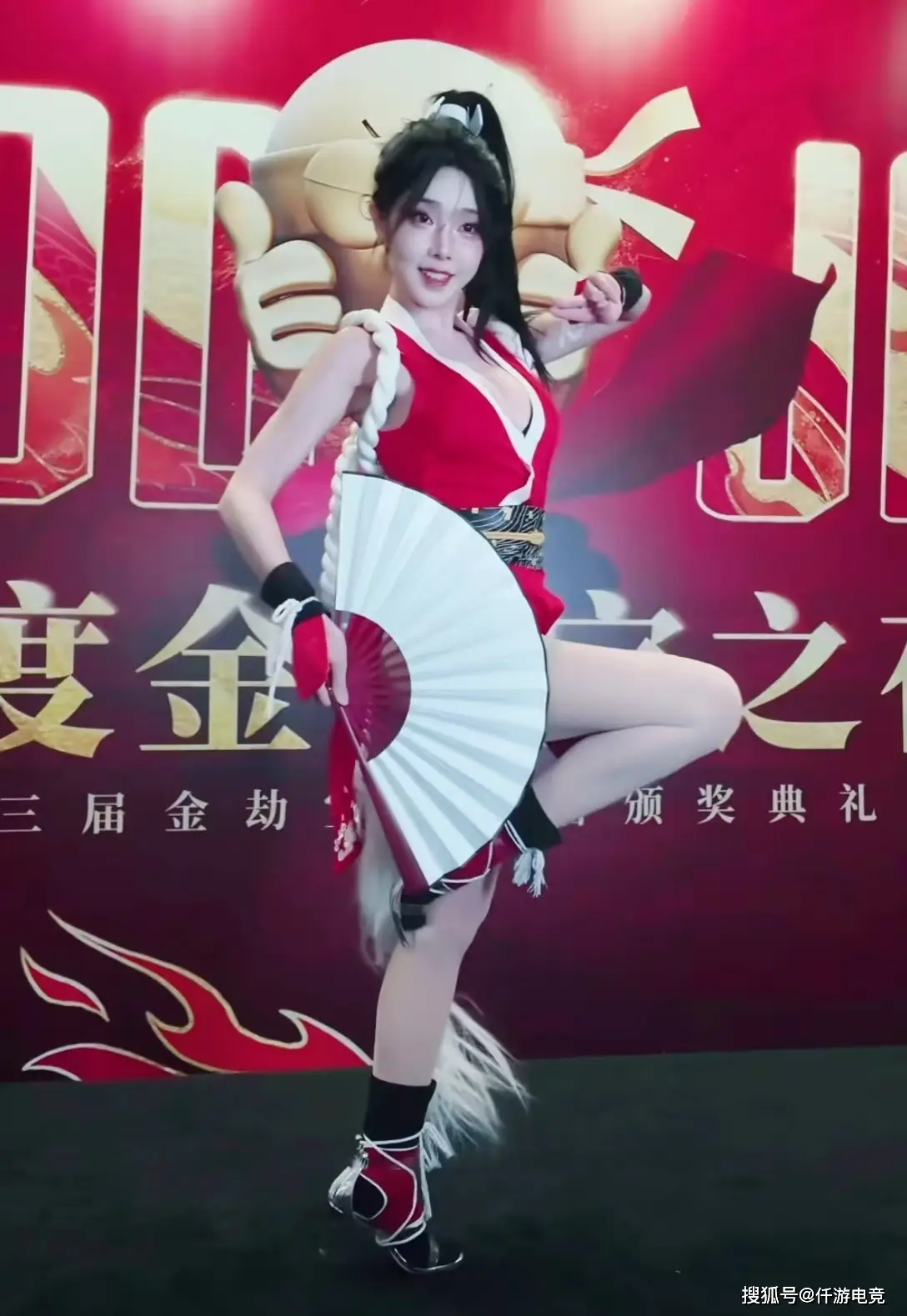 女网红走路摇“兼职”赚快钱参加商演，再现cos“无裤”不知火舞__女网红走路摇“兼职”赚快钱参加商演，再现cos“无裤”不知火舞