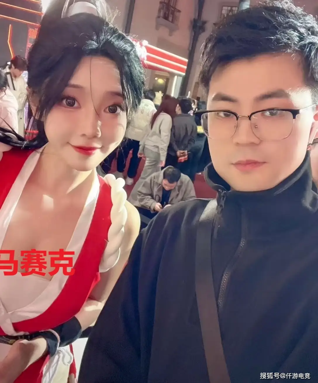 女网红走路摇“兼职”赚快钱参加商演，再现cos“无裤”不知火舞_女网红走路摇“兼职”赚快钱参加商演，再现cos“无裤”不知火舞_