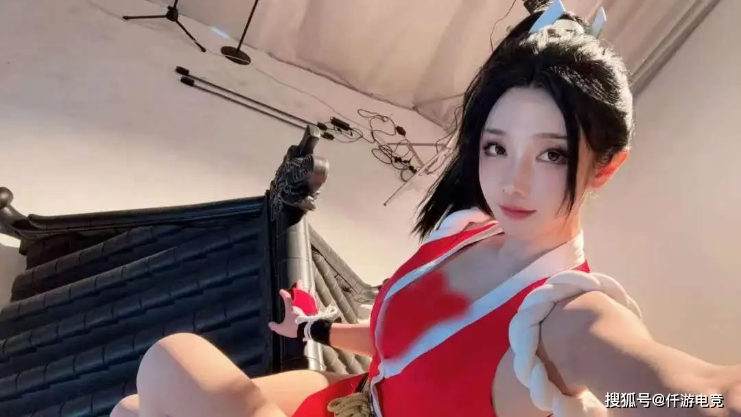 女网红走路摇“兼职”赚快钱参加商演，再现cos“无裤”不知火舞_女网红走路摇“兼职”赚快钱参加商演，再现cos“无裤”不知火舞_