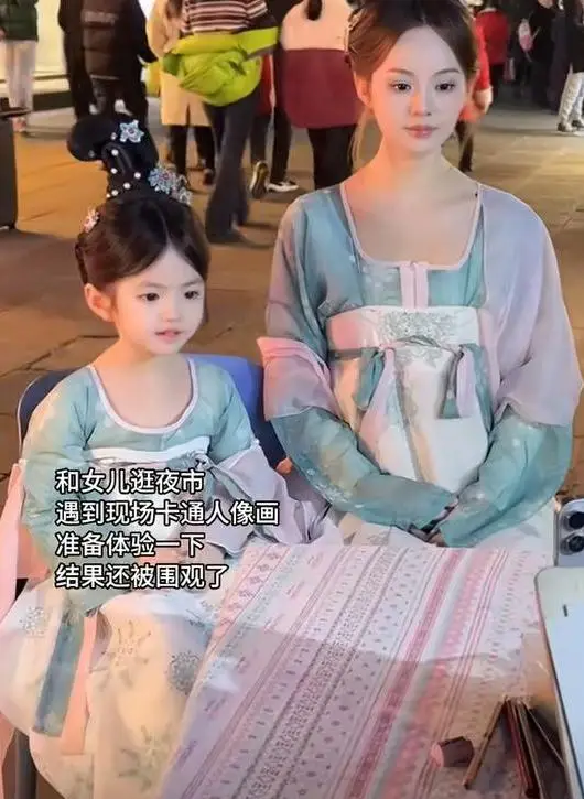 百变小樱的娃娃_幼儿园门口妈妈cos百变小樱接娃，女儿认不出她，男家长目不转睛_