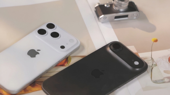 iPhone 17系列新机模型曝光！音量键被移到手机底部？_iPhone 17系列新机模型曝光！音量键被移到手机底部？_