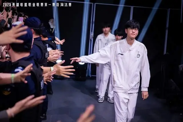 全神班iG豪取三连胜，Theshy发威猛如战神，Gala统治下路！__全神班iG豪取三连胜，Theshy发威猛如战神，Gala统治下路！