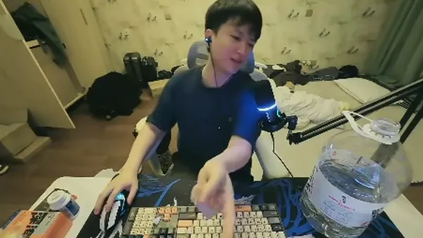 惊! Huanfeng再战Ghost竟称其偷皮肤，Icon队能否胜利?