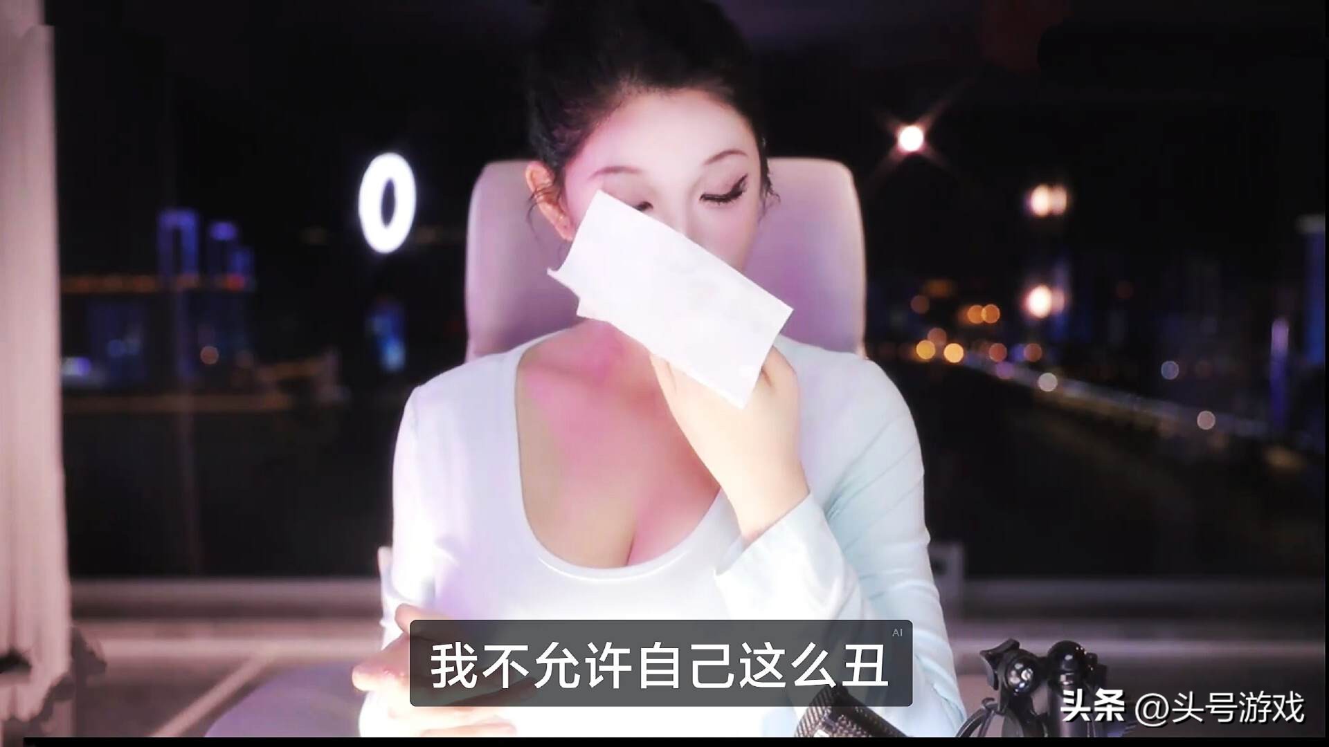 米娜直播cos雅典娜，卸妆后大变样被喷下播，网友：外星人长相？__米娜直播cos雅典娜，卸妆后大变样被喷下播，网友：外星人长相？
