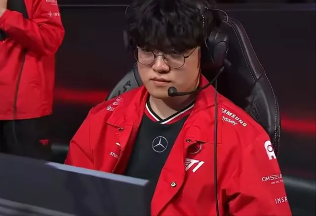 小吕布重回T1首发！对线暴打前AD，是版本原因？