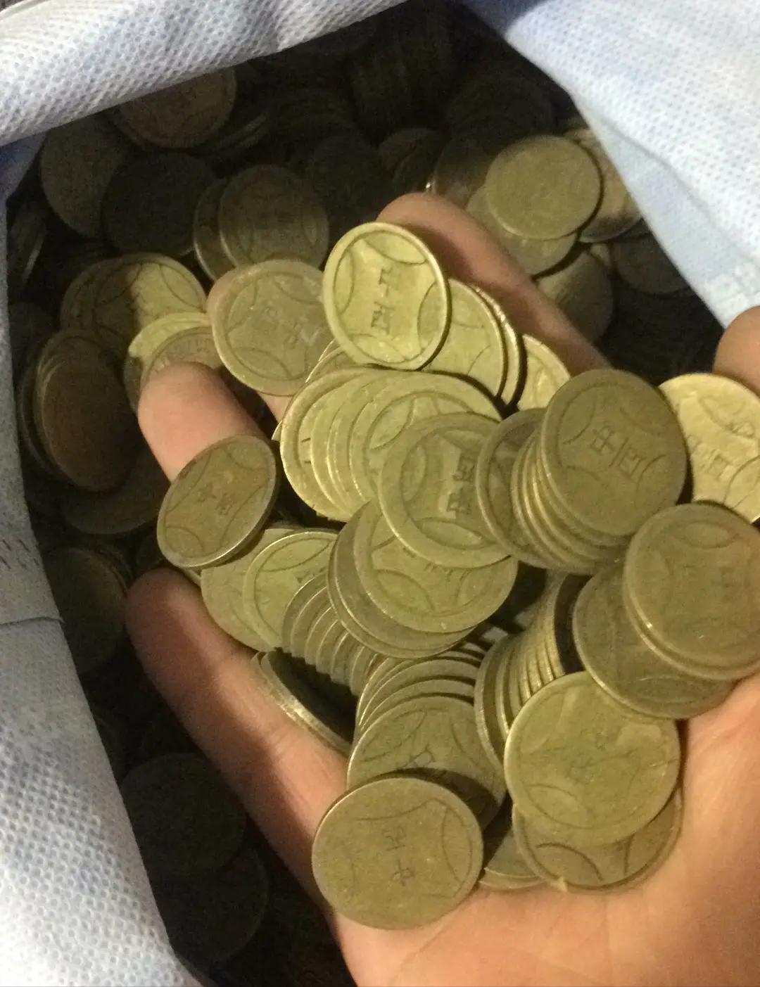 遗忘在家三十年的“中西”游戏币，如今拿到电玩城去照样用__遗忘在家三十年的“中西”游戏币，如今拿到电玩城去照样用