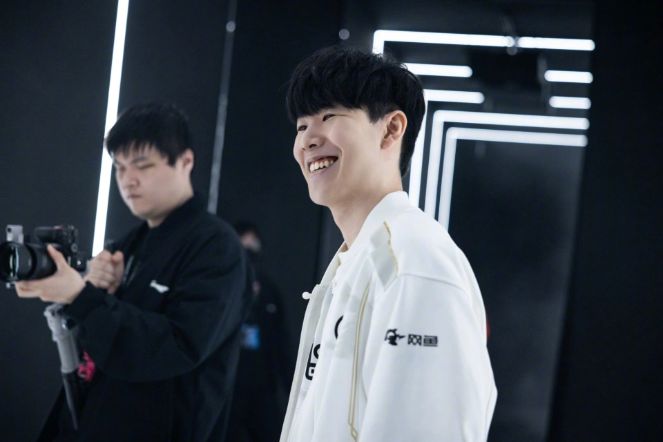 IG爆冷战胜TES！JackeyLove赛后笑容引争议，他为何还能笑得出来？