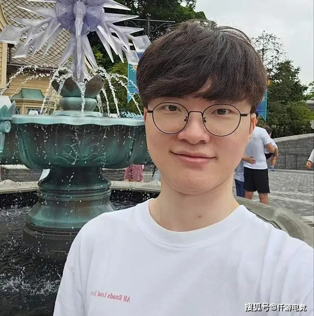 吃饭还得靠自己是什么歌曲__求饭吃表情包