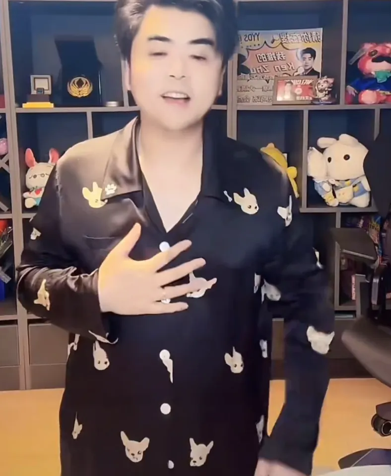 IG粉丝堵门口喊话丹尼，TheShy疑似手伤复发表情痛苦，Doinb回应朱开成小丑__IG粉丝堵门口喊话丹尼，TheShy疑似手伤复发表情痛苦，Doinb回应朱开成小丑