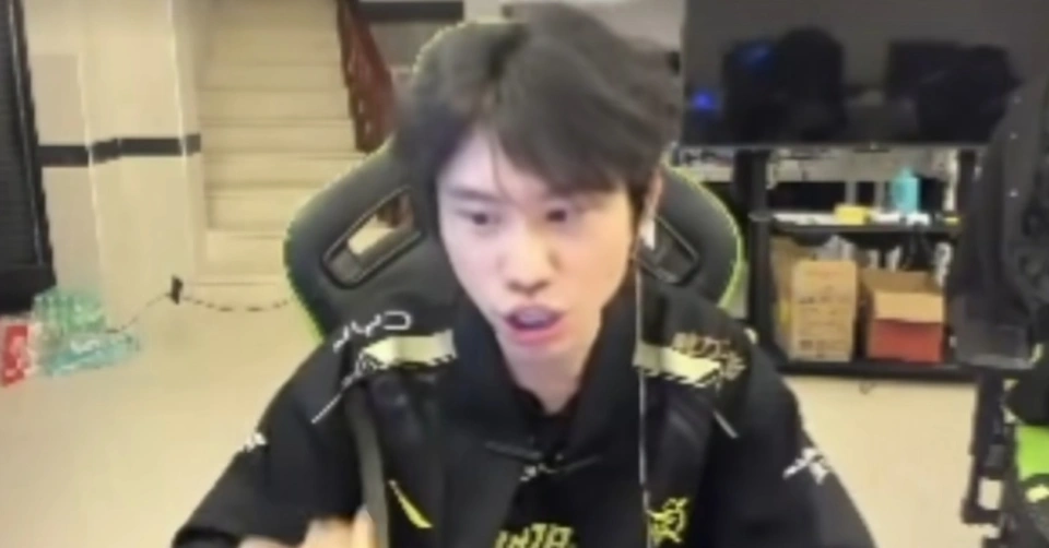 惊爆！LPL赛场朱开直播下跪、Doinb炮轰，IG竟与Doinb世纪和解？
