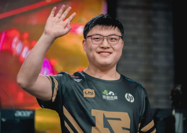 Uzi入选名人堂引争议！他凭什么成为LPL最具标志性选手？