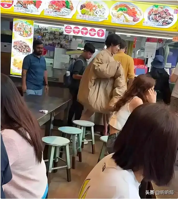 向佐出洋相走出国际，在新加坡穿“猪大肠”，看的路人无语凝噎！_向佐出洋相走出国际，在新加坡穿“猪大肠”，看的路人无语凝噎！_