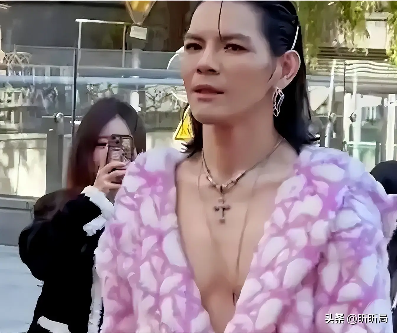 向佐出洋相走出国际，在新加坡穿“猪大肠”，看的路人无语凝噎！_向佐出洋相走出国际，在新加坡穿“猪大肠”，看的路人无语凝噎！_