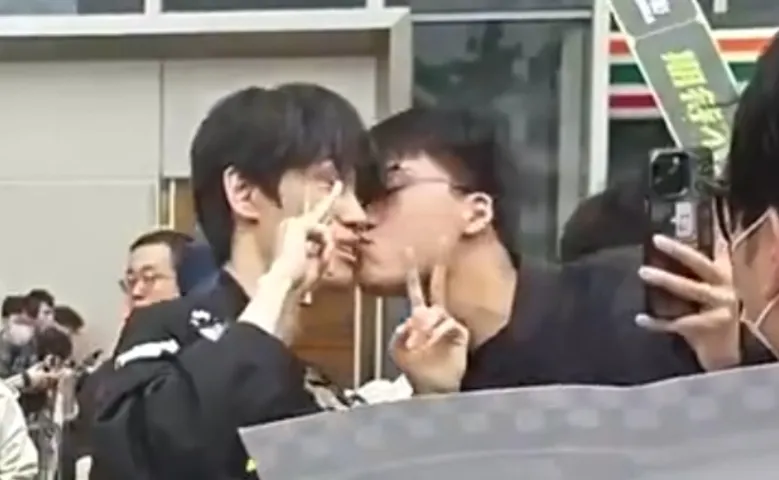_柳岩被老板强吻撕衣服床吻强_林更新合影遭粉丝强吻