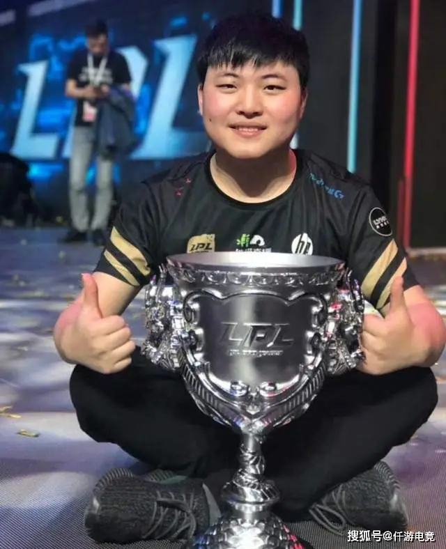 _UZI首次回应LOL名人堂：主播去拍手机了，真进的话就选德莱文皮肤_UZI首次回应LOL名人堂：主播去拍手机了，真进的话就选德莱文皮肤