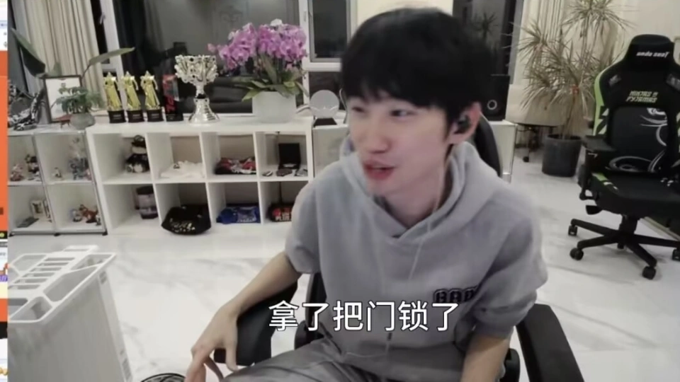 _打人的教练_女主播连麦输惨