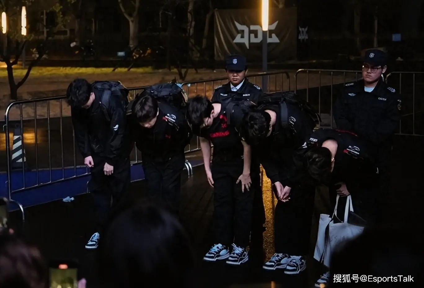 JDG再败WBG！教练突然离队，队伍困境何时能解？