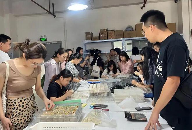 299元投入竟能每周稳定赚钱？揭秘逆水寒黄金服搬砖盛况