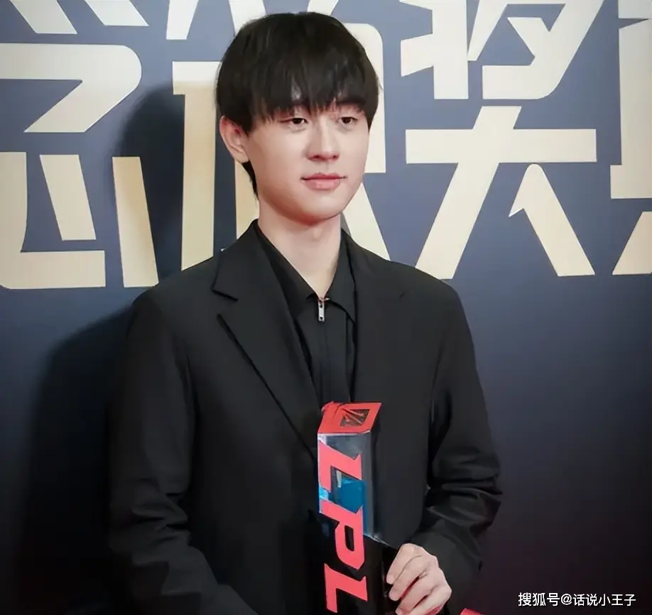 三国杀步练师史诗皮肤__小明救小鸟的看图写话