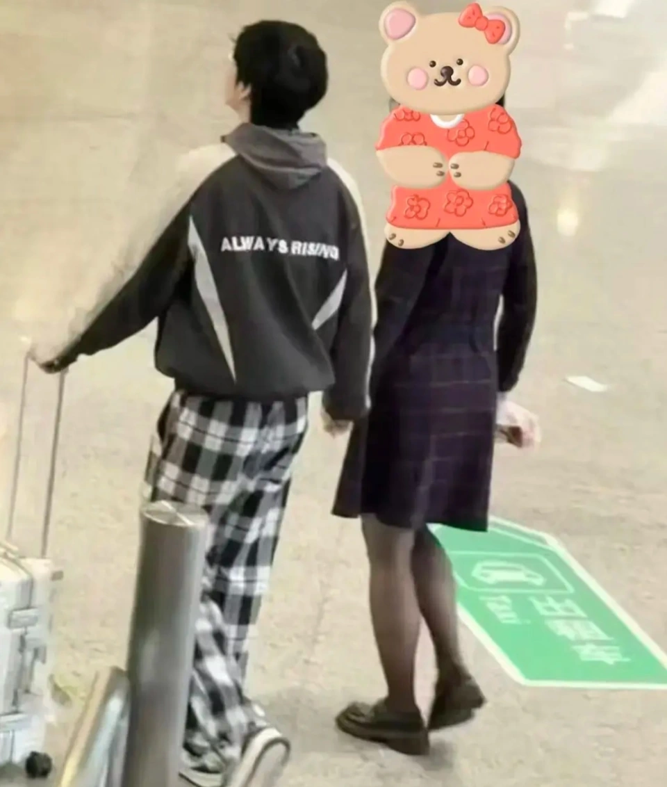LPL深夜大事件！Jiejie恋情被曝光，女友身份特殊，大量选手吃瓜_LPL深夜大事件！Jiejie恋情被曝光，女友身份特殊，大量选手吃瓜_