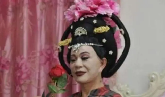 老大爷穿女装__61岁大爷男扮女装的联系方式