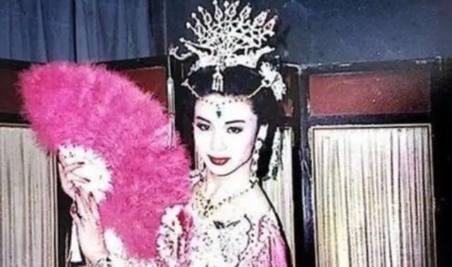 61岁大爷男扮女装的联系方式__老大爷穿女装
