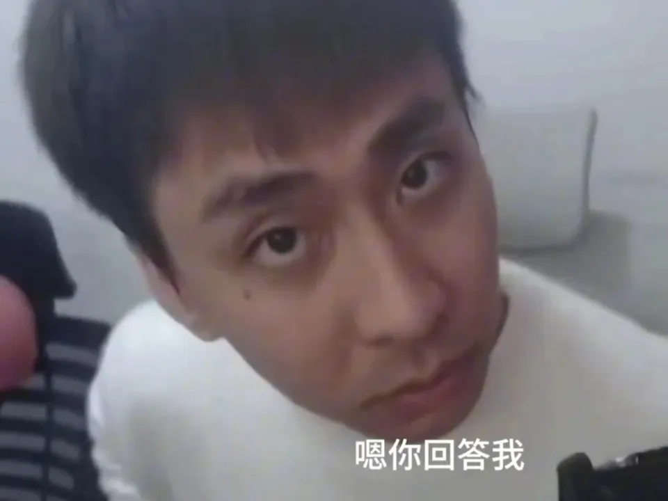 小明剑魔直播中与老婆吵架竟因猫咪拉屎？网友怒嘲龟男