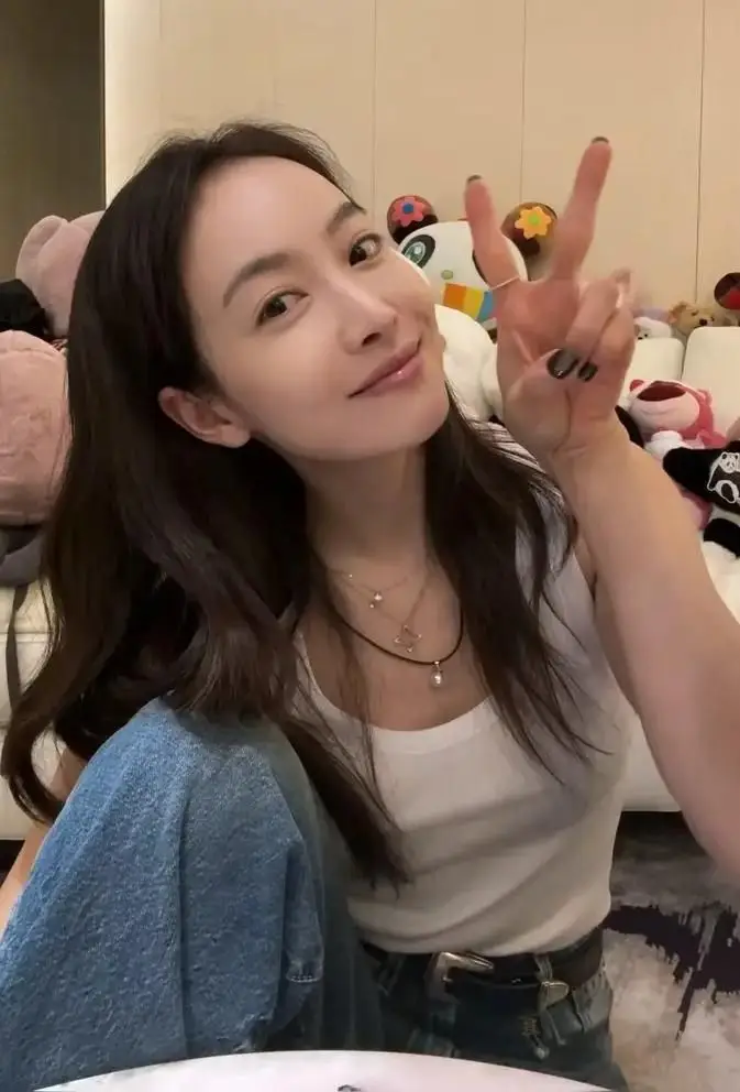 宋茜分享拆哪吒盲盒视频！穿白色背心清爽美丽，对镜头比耶超开心_宋茜分享拆哪吒盲盒视频！穿白色背心清爽美丽，对镜头比耶超开心_