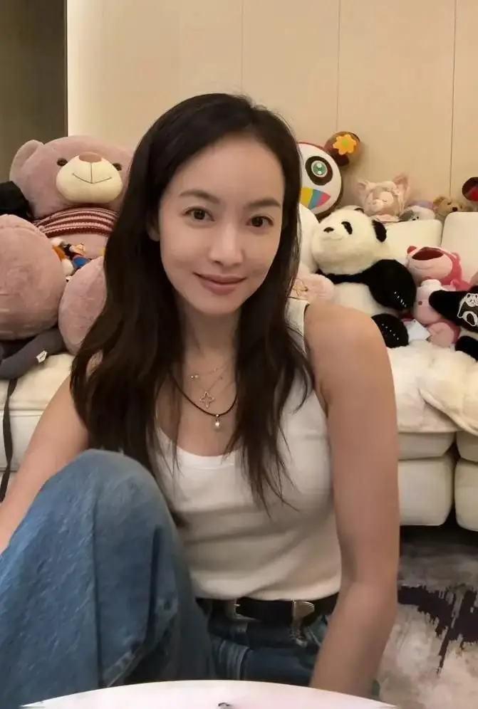 宋茜分享拆哪吒盲盒视频！穿白色背心清爽美丽，对镜头比耶超开心__宋茜分享拆哪吒盲盒视频！穿白色背心清爽美丽，对镜头比耶超开心