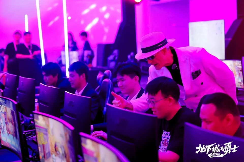 _800万勇士穿西装打团_勇士出场外套