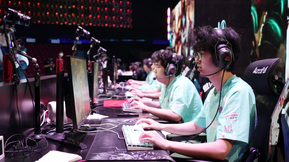 LPL 第二赛段组内赛燃情激战！LNG 零封 RNG，谁能笑到最后？