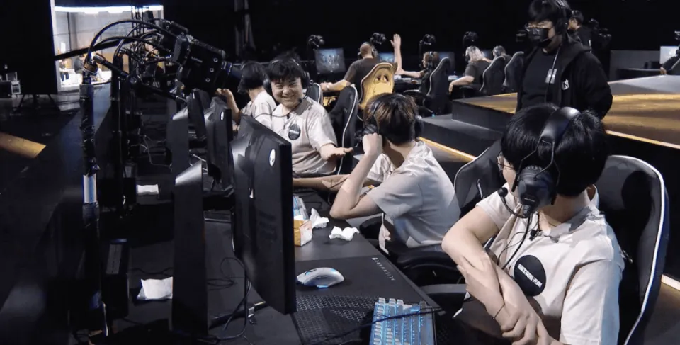 一觉醒来竟以世界为敌表情包__一觉醒来世界剧变