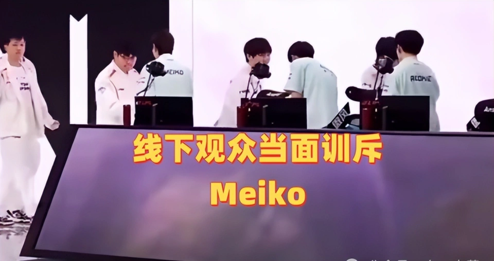韩国出打田机带挖掘机__美女打屁屁当着观众面露出屁屁