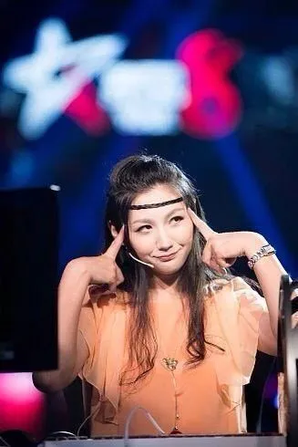 一年暴涨20斤，电竞不老女神形象崩塌？网友直言：什么条件能娶得起苍姐_一年暴涨20斤，电竞不老女神形象崩塌？网友直言：什么条件能娶得起苍姐_