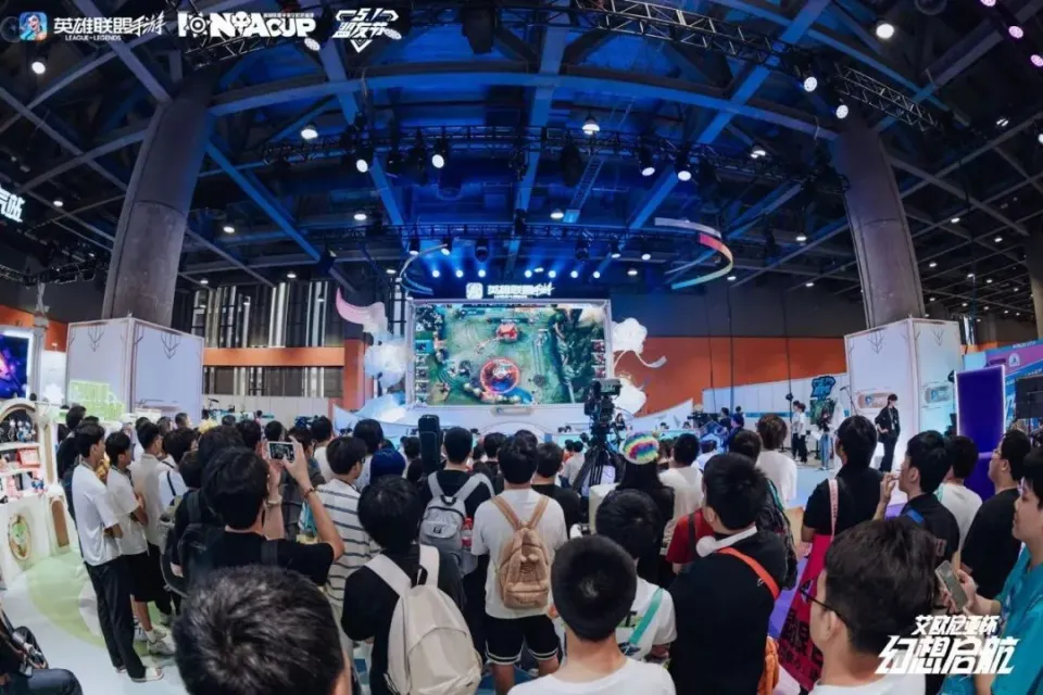 2025 年广州萤火虫漫展，电竞与二次元融合？你敢信
