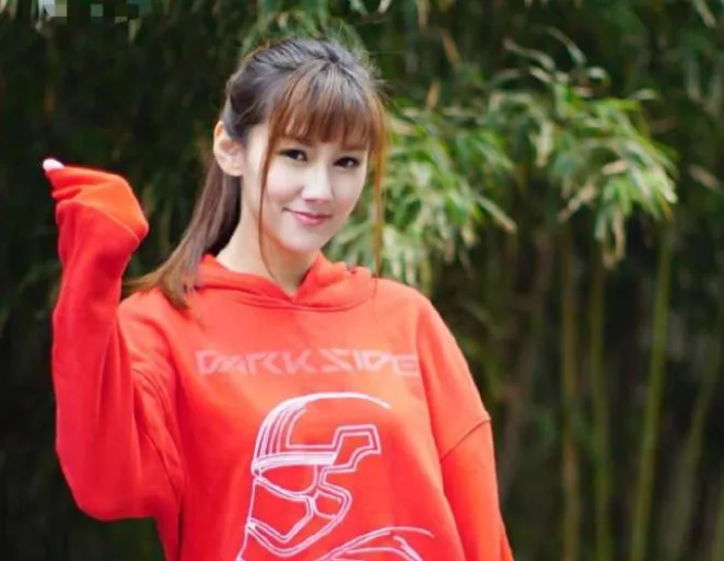 曾是LOL超人气解说的小苍，这次回归竟因身材引热议？