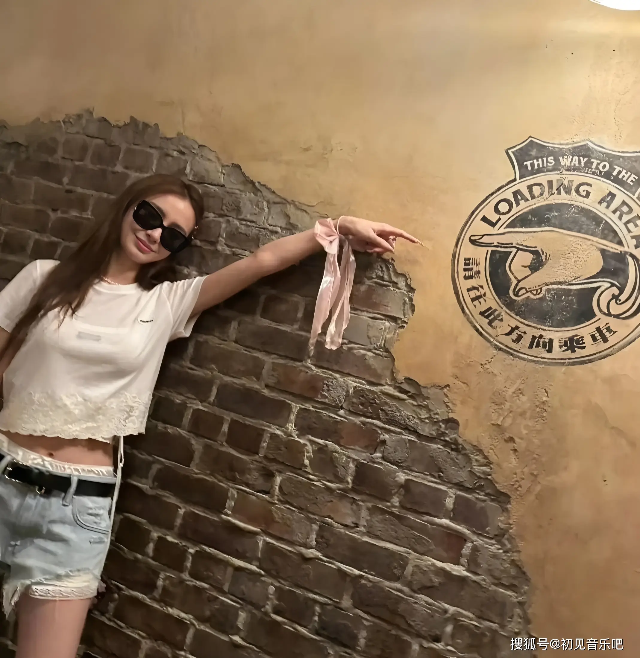 Angelababy晒娃引争议！露半张侧脸竟遭质疑？背后真相惊人