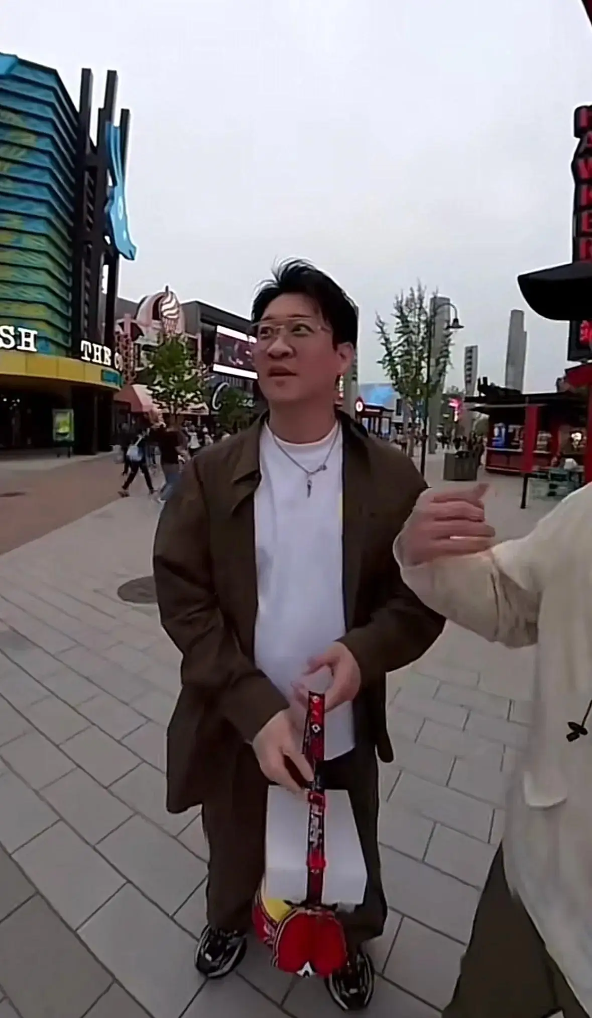 曹云金前妻带娃再现，离婚多年默契不减，责任好爸形象获赞__曹云金前妻带娃再现，离婚多年默契不减，责任好爸形象获赞