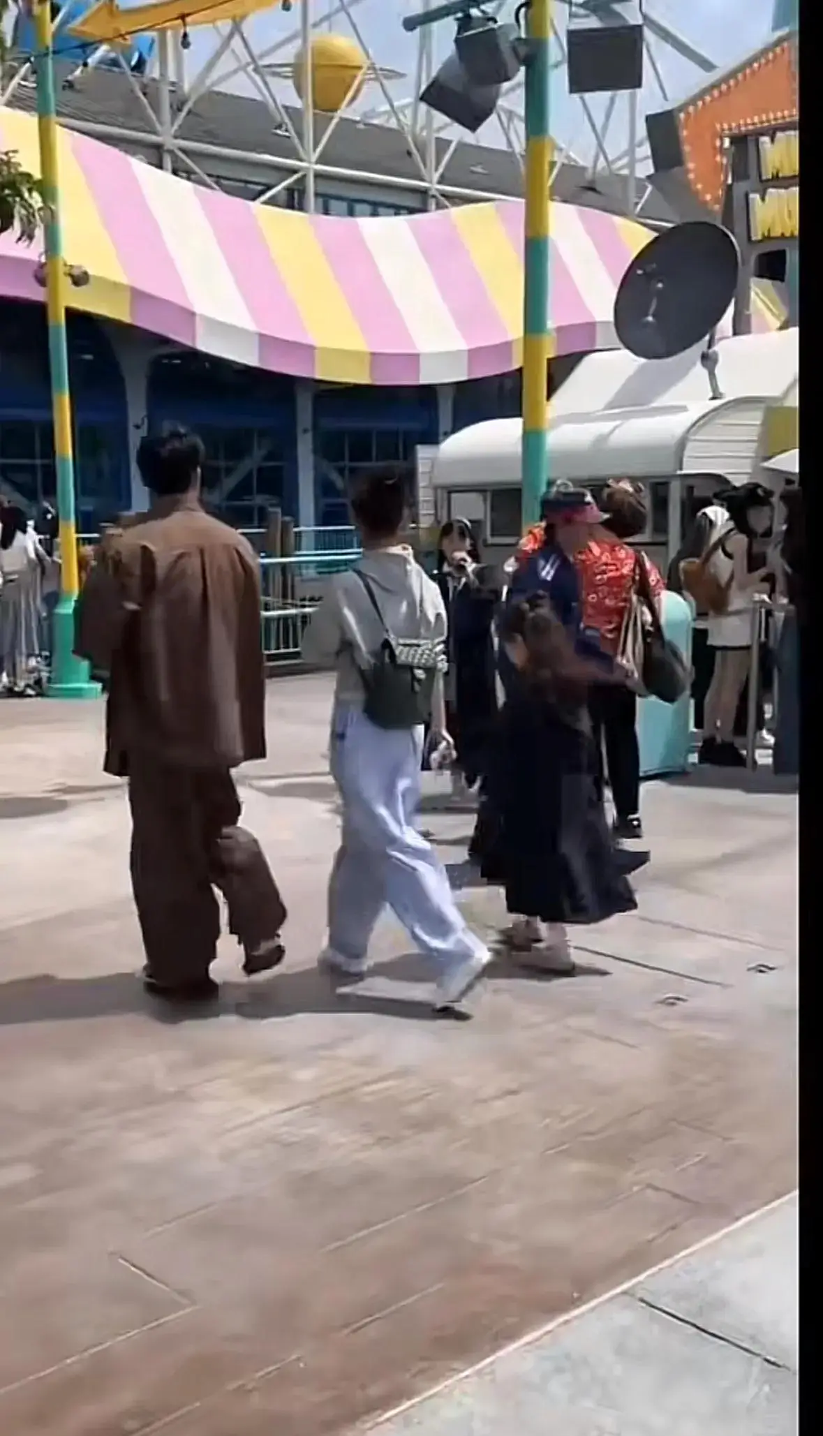 曹云金前妻带娃再现，离婚多年默契不减，责任好爸形象获赞_曹云金前妻带娃再现，离婚多年默契不减，责任好爸形象获赞_